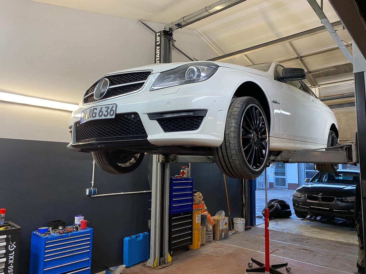 Fahrzeug in einer Werkstatt, Motiv der bisherigen Mahat-Website